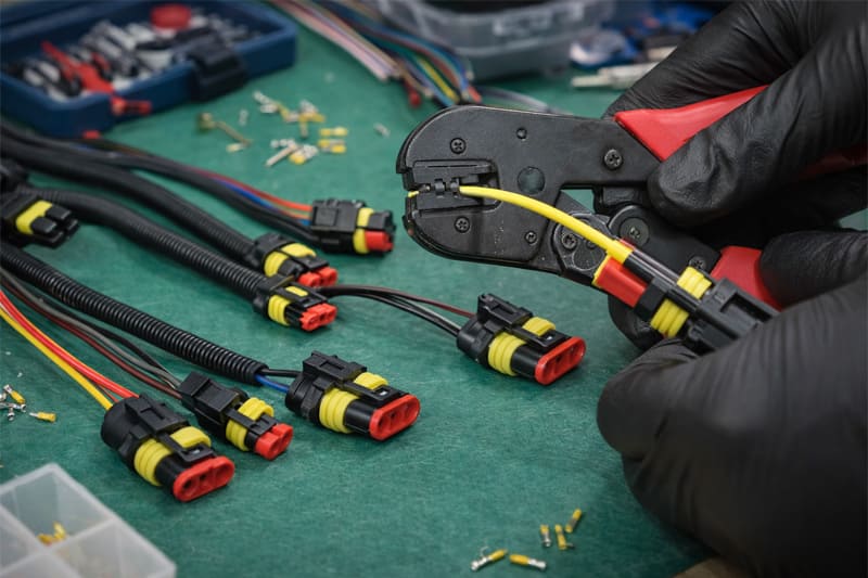 Montagem de chicote elétrico profissional utilizando conectores Superseal para máxima proteção Montagem de chicote elétrico profissional utilizando conectores Superseal para máxima proteção